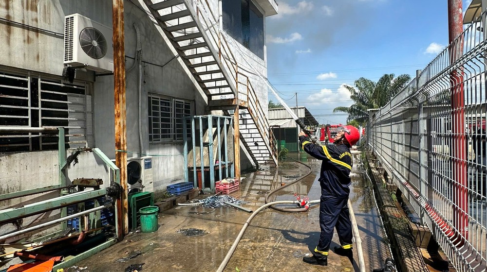 Cháy công ty trong khu công nghiệp Sóng Thần 3 - 6