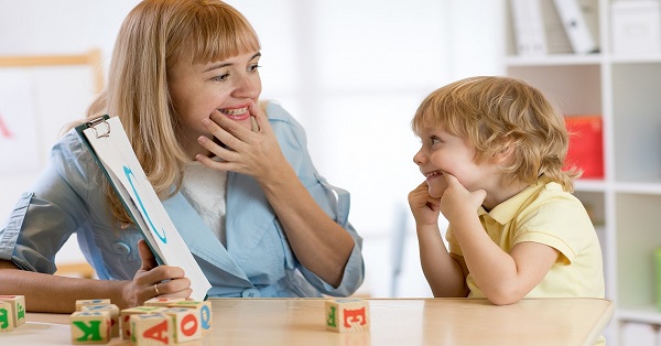 Nếu lo lắng về sự phát triển ngôn ngữ hoặc trí tuệ của con mình, điều tốt nhất bạn nên làm là tìm kiếm sự trợ giúp từ chuyên gia. Ảnh minh hoạ