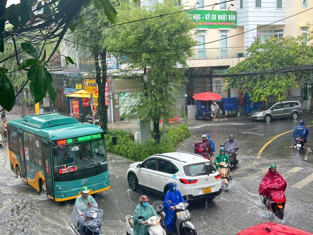 Khu vực ngã ba Dân Chủ - Hồng Đức, phường Bình Thọ, TP Thủ Đức ngập cục bộ