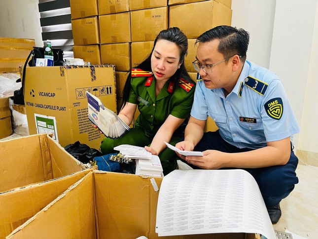 Lực lượng chức năng kiểm tra, khám xét các địa điểm.