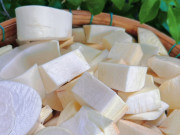 Lifestyle - Đặc sản 'xa xỉ' trắng nõn nà, đốn cả cây cao hàng mét mới thu được vài kg