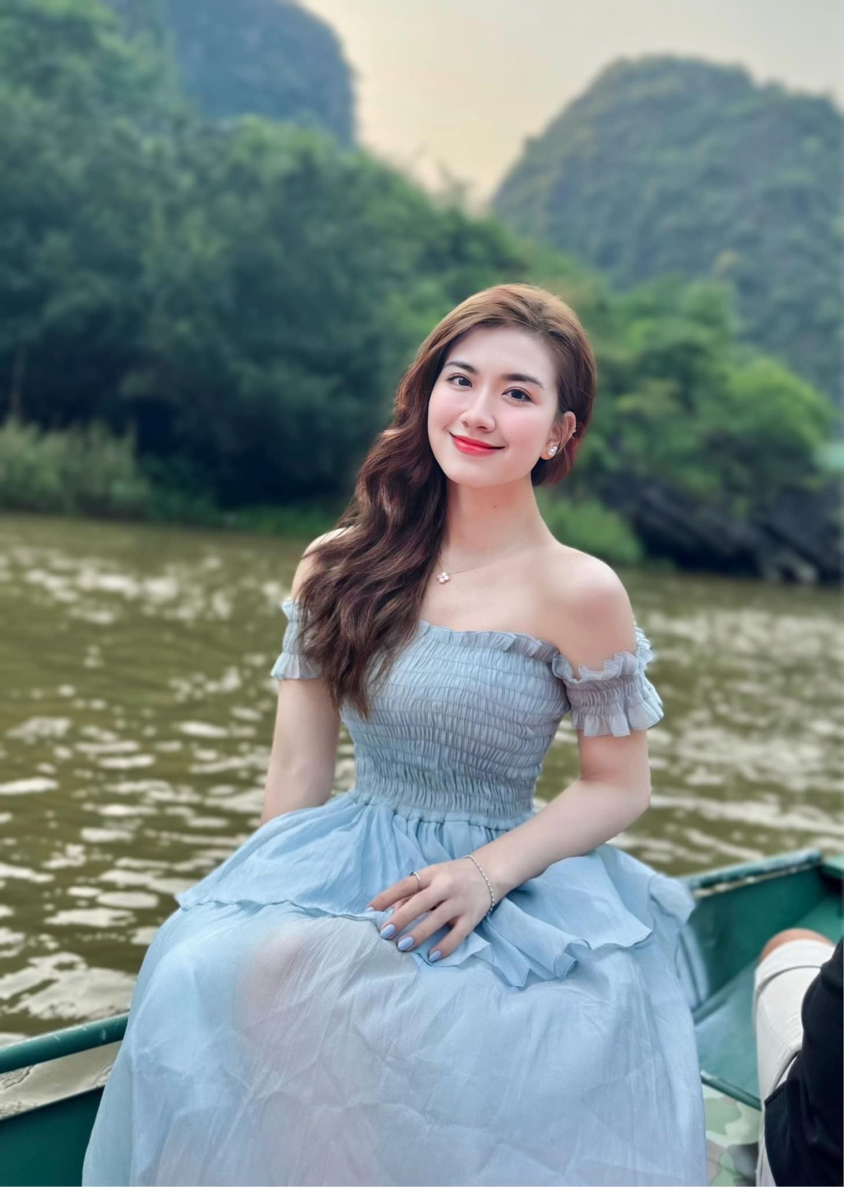 Nữ MC Nghệ An sở hữu tên lạ gây sốt với visual vạn người mê - 7