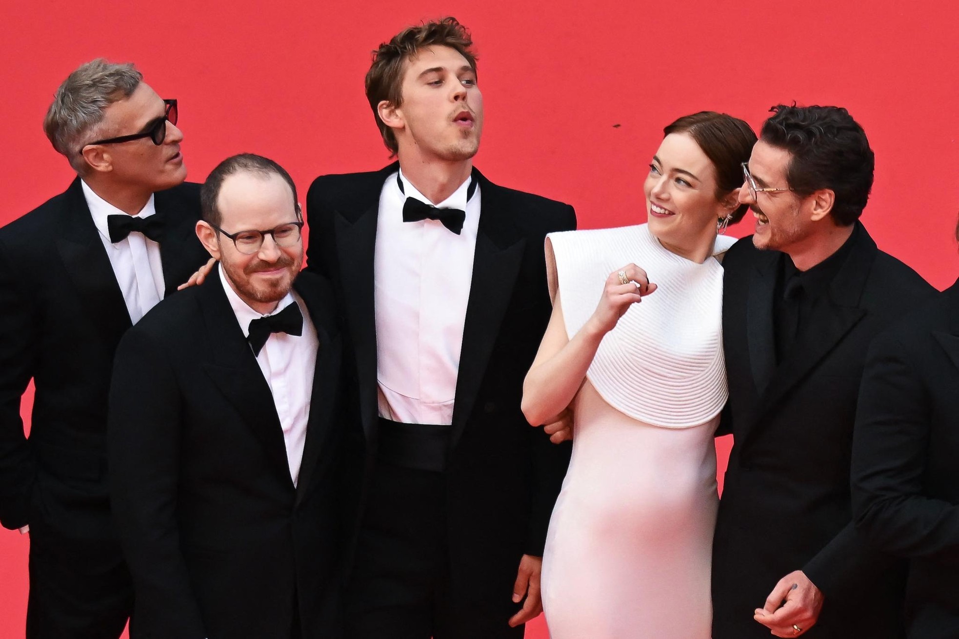 Cô ra mắt thảm đỏ cùng các bạn diễn nam Austin Butler, Pedro Pascal, Joaquin Phoenix và những người khác trong đoàn phim Eddington . Đây là tác phẩm về miền Viễn Tây đương đại, kể về cuộc đối đầu giữa thị trưởng và cảnh sát trưởng ở thị trấn nhỏ Eddington, New Mexico, Mỹ. Ảnh: Getty Images.