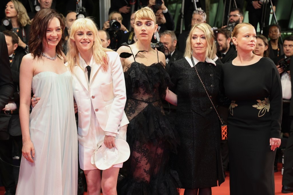 Vào tối cùng ngày, Kristen Stewart cùng đồng nghiệp đến Cannes ra mắt bộ phim đầu tay của cô với tư cách đạo diễn, The Chronology of Water . Bộ phim kể về Lidia Yuknavitch, một phụ nữ dường như được định sẵn đi theo con đường tự hủy hoại và thất bại, lớn lên trong một thế giới tan vỡ vì bạo lực và khói thuốc. Ảnh: Getty Images.