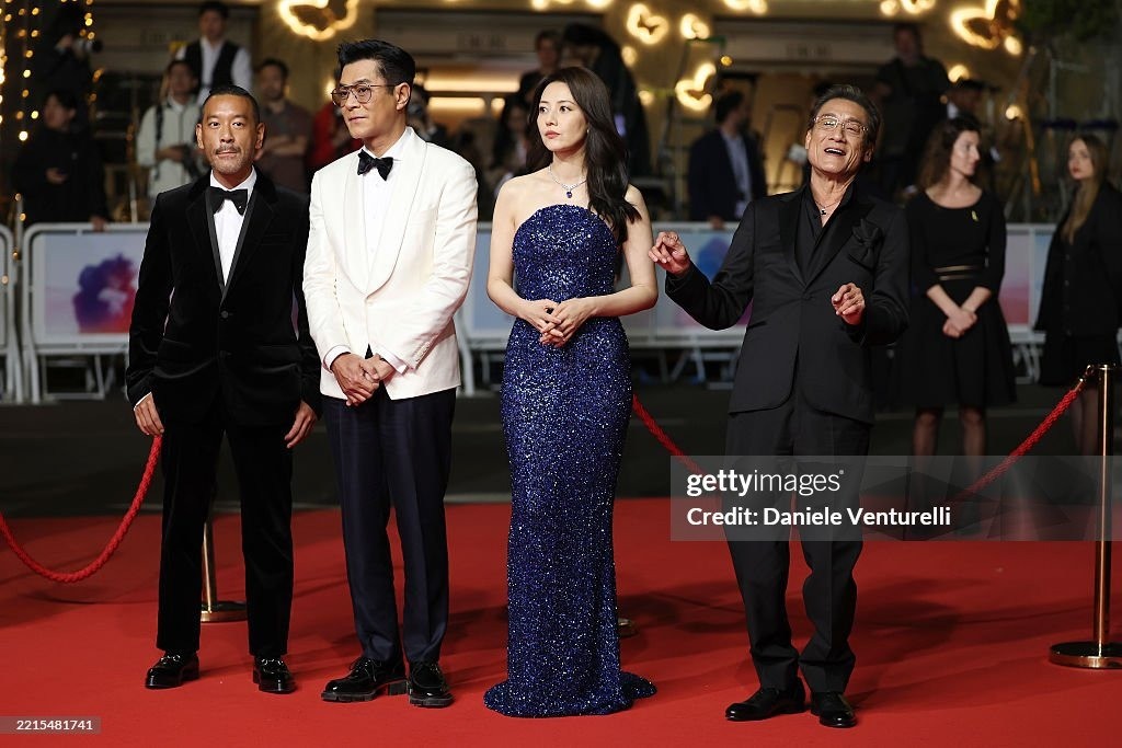 Juno Mak, Cổ Thiên Lạc, Cao Viên Viên và Lương Gia Huy (trái qua phải) đến Cannes quảng bá cho phim Sons Of The Neon Night . Đây là tác phẩm về đề tài tội phạm, kể về diễn biến xoay quanh vụ sát hại doanh nhân giàu có ở khu dân cư Vịnh Đồng La của Hong Kong (Trung Quốc). Ảnh: Getty Images.
