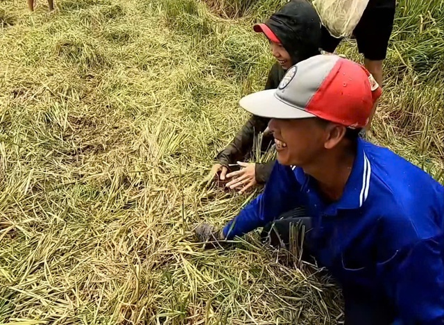 VIDEO: Cả xóm ở miền Tây rộn ràng săn chuột đồng - 5