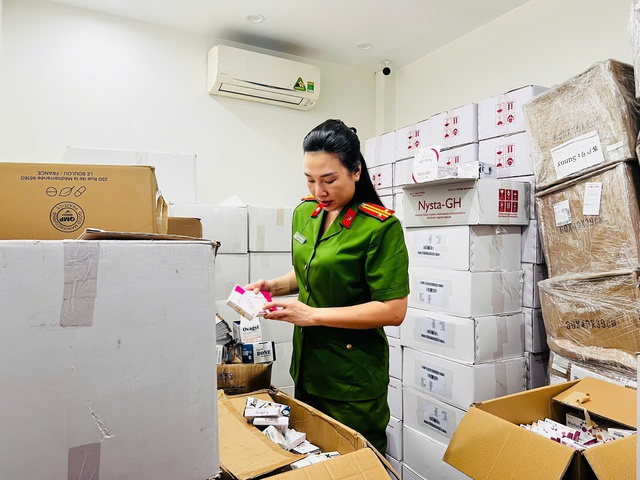 Công an kiểm tra kho hàng của vợ chồng Tiến. Ảnh: Công an Hà Nội