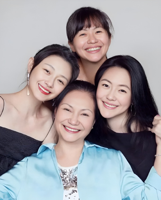 Bà Hoàng Xuân Mai và ba con gái. Ảnh: Weibo