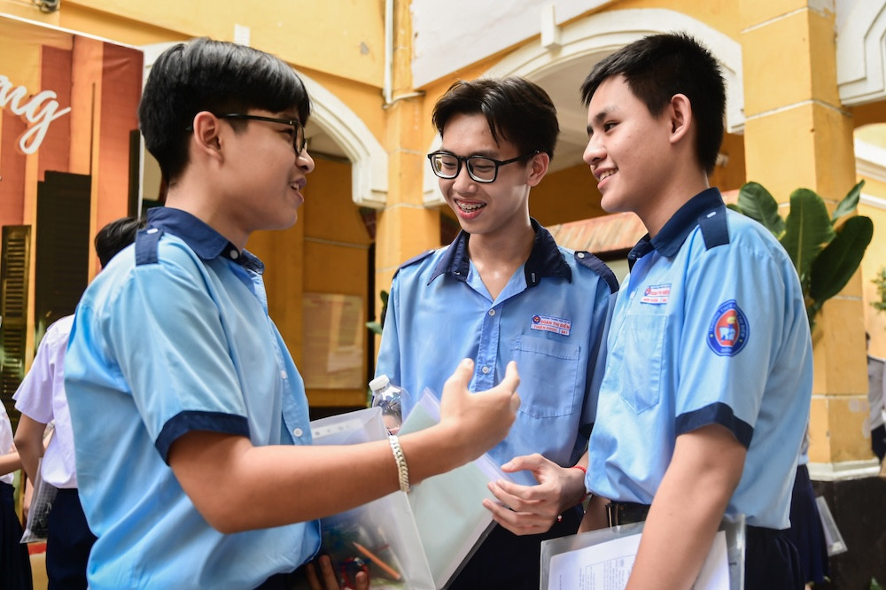 Học sinh thoải mái sau giờ thi lớp 10 ở TPHCM. Ảnh: Nguyễn Huế