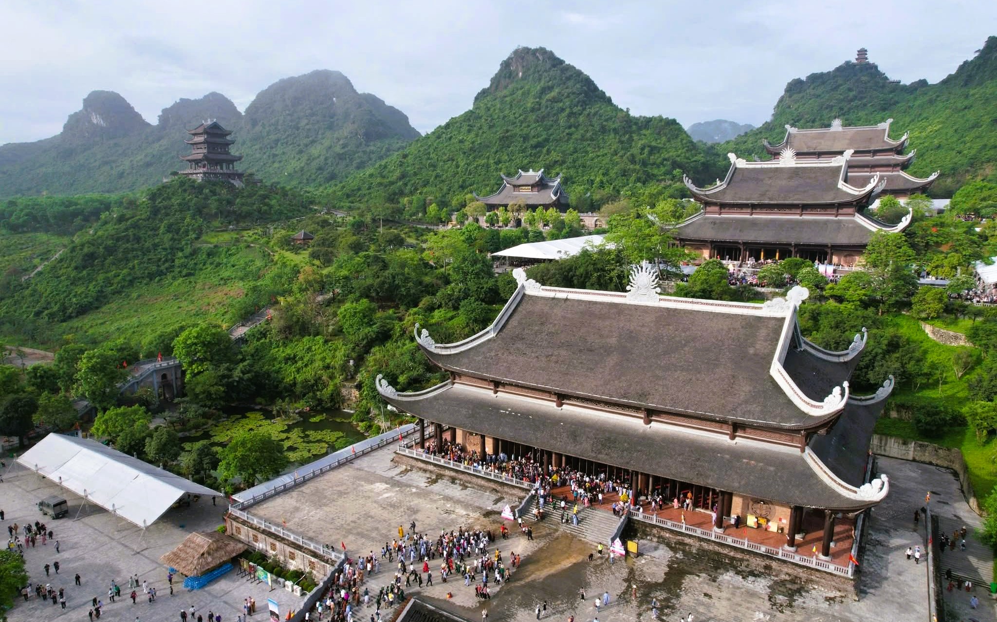 Chùa Tam Chúc sáng 18-5