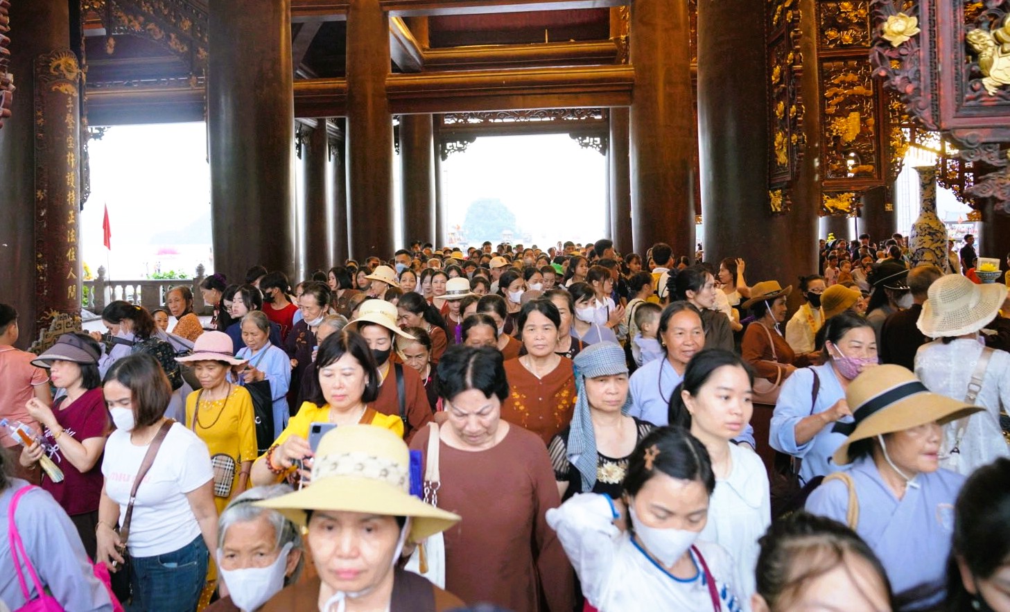 Du khách, phận tử xếp hàng chờ lên thuyền ở khu vực bến thuyền