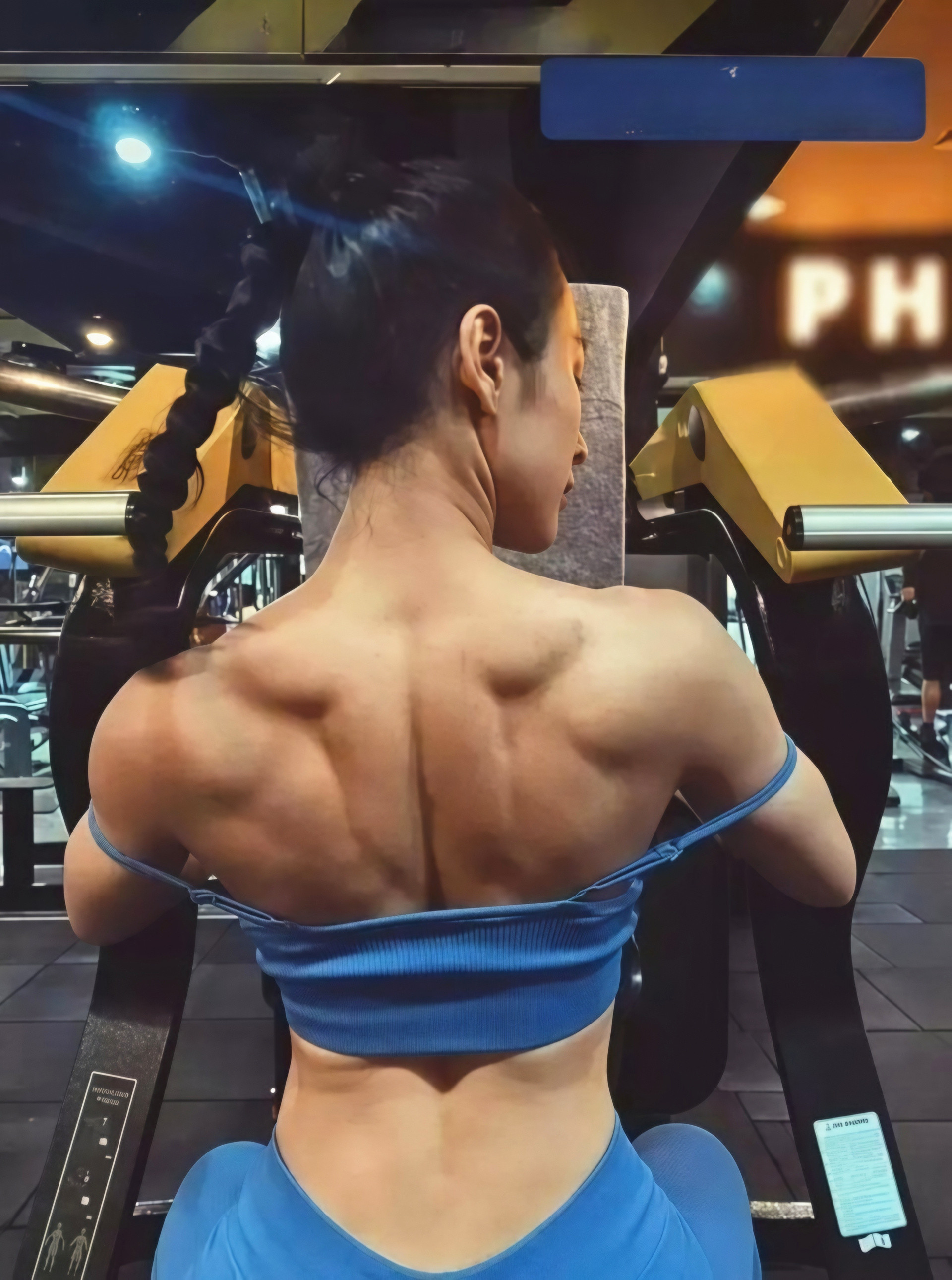 Cần lưu ý rằng nữ khó phát triển cơ bắp hơn nam giới vì các yếu tố như: lượng testosterone thấp; sinh lý tự nhiên thiên về tích mỡ, không cơ; cấu trúc khung xương nhỏ hơn... Vì vậy, cơ bắp của Angela Phương Trinh có thể gọi là cuồn cuộn so với nữ giới. Tôi chưa ấn tượng về nữ nghệ sĩ Việt Nam nào có cơ bắp như vậy, anh nói thêm.