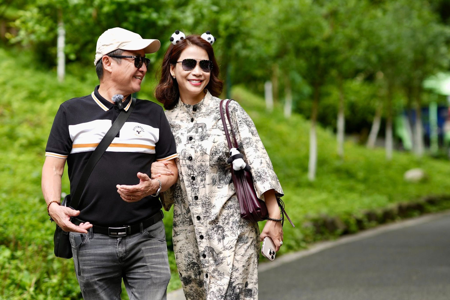 Sau hơn 2 năm chia tay NSND Ngọc Huyền, NSƯT Chí Trung tìm được bến đỗ mới bên Á hậu Doanh nhân Ý Lan, kém anh 18 tuổi. 