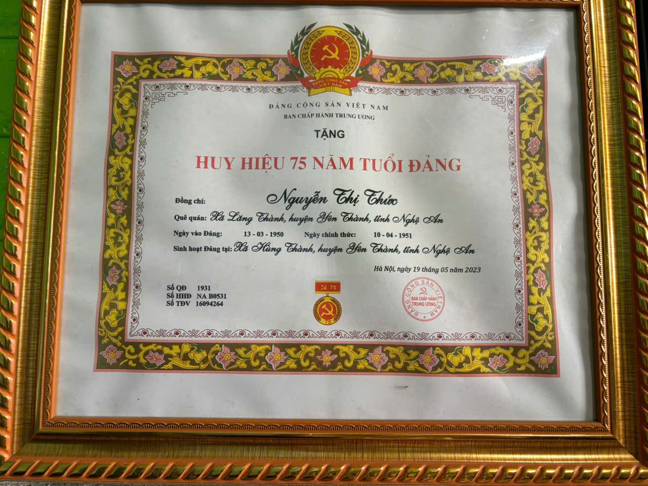 Huy hiệu 75 năm tuổi Đảng của cụ Thức. Ảnh: T.L