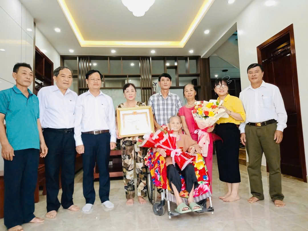 Lãnh đạo huyện Yên Thành đến nhà tặng quà động viên cụ Thức. Ảnh: T.L