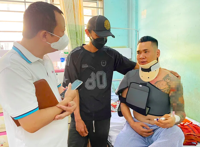 Dù vết thương còn đau nhưng anh Duy vô cùng hạnh phúc khi thoát khỏi cửa tử
