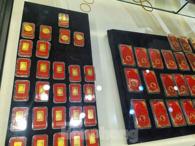 Giá vàng trong nước vẫn cao hơn thế giới. 