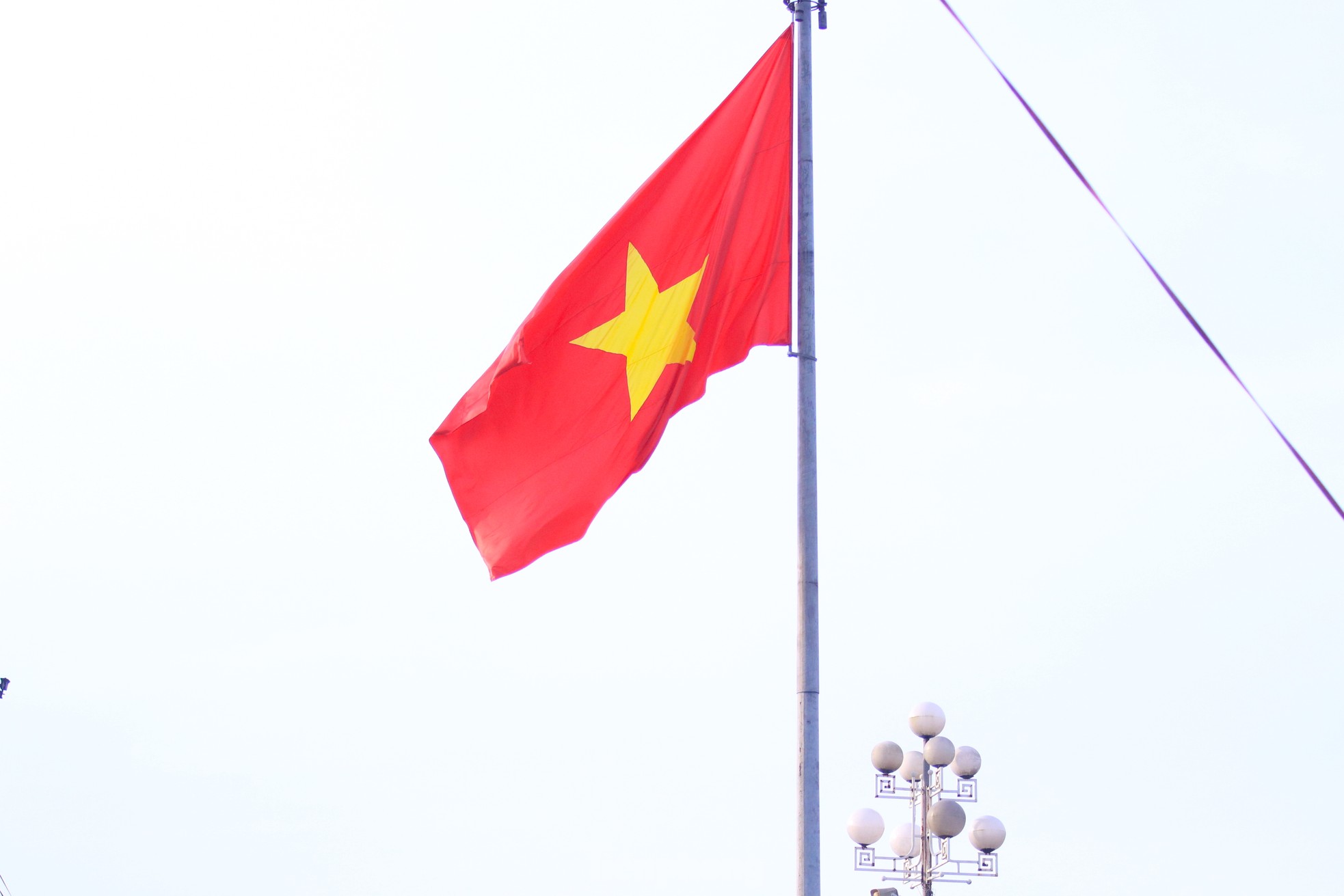 Buổi lễ bắt đầu với nghi thức làm lễ chào cờ.