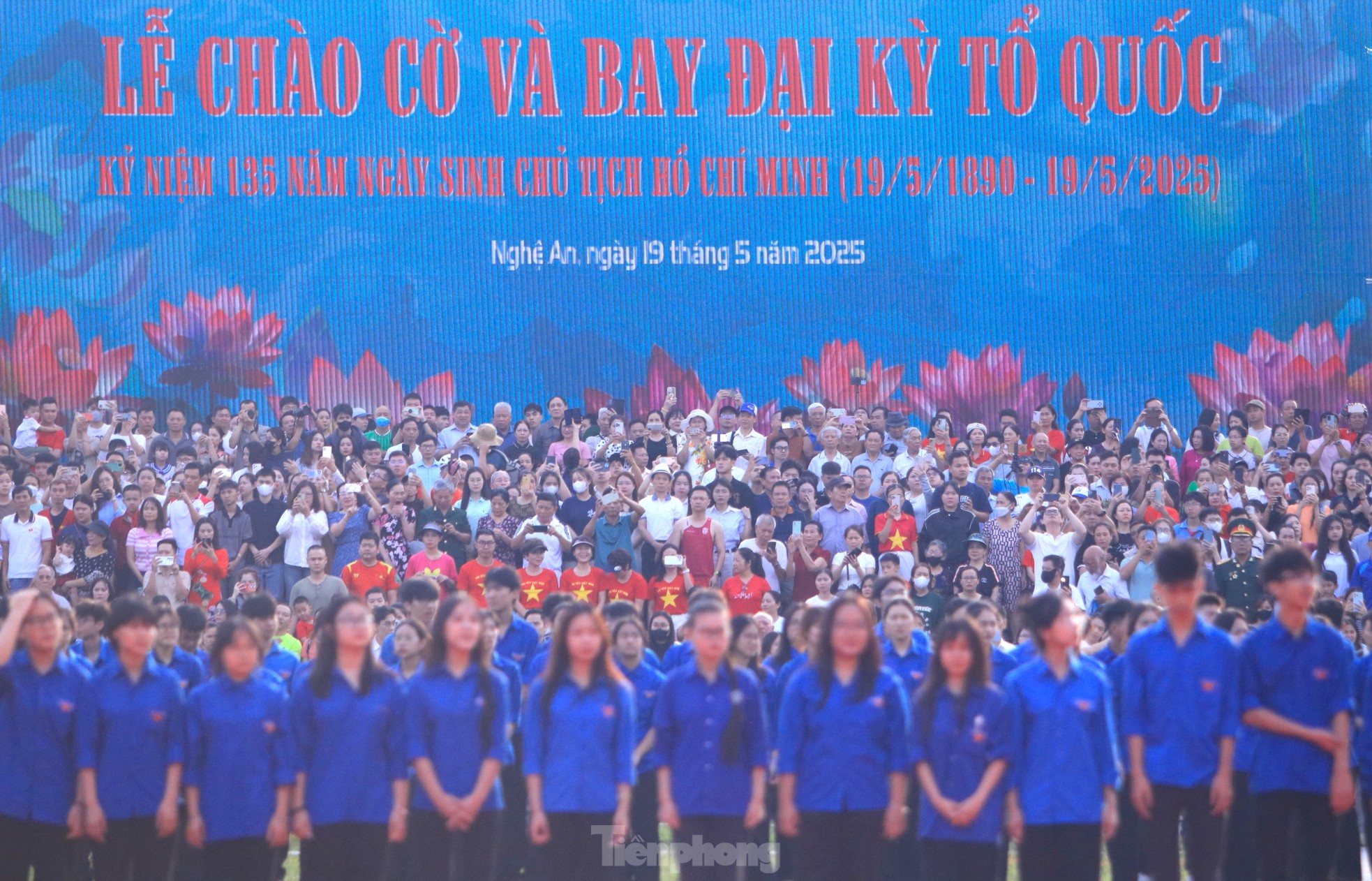 Xúc động cờ Tổ quốc hơn 2.000 m2 tung bay trên Quảng trường Hồ Chí Minh - 3