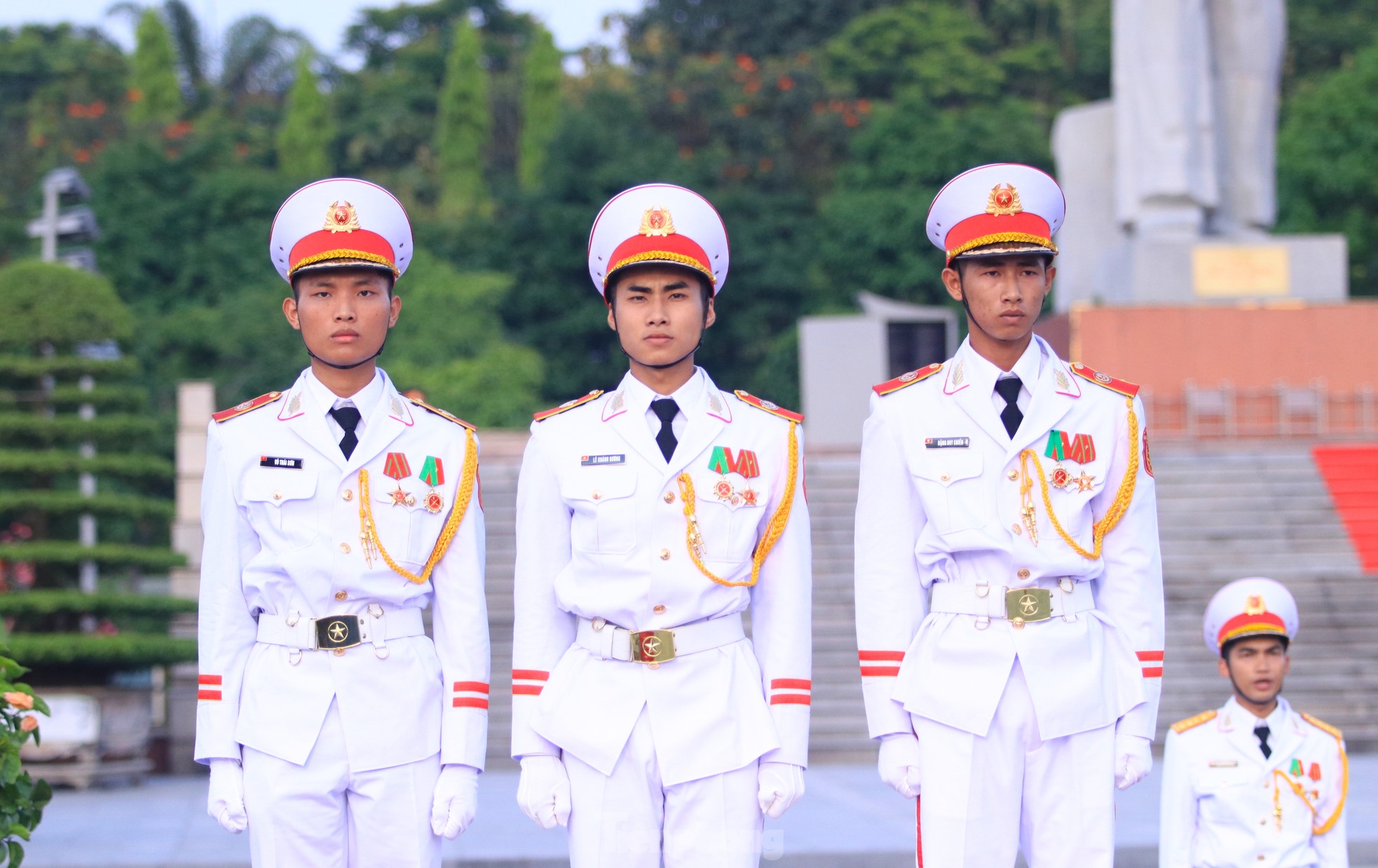 Xúc động cờ Tổ quốc hơn 2.000 m2 tung bay trên Quảng trường Hồ Chí Minh - 5