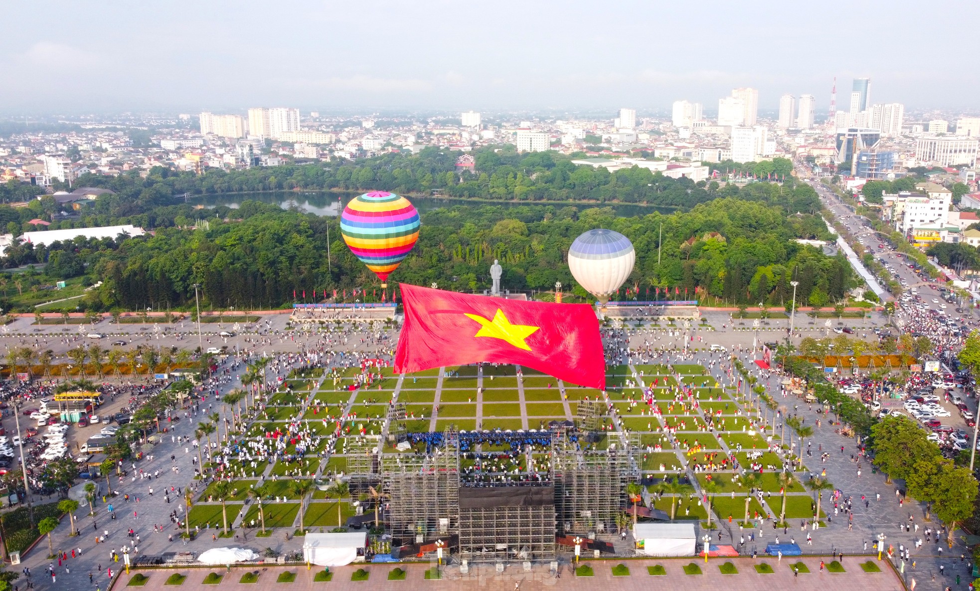 Sự kiện đặc biệt này là một trong những điểm nhấn của Lễ hội Làng Sen toàn quốc 2025, không chỉ thể hiện lòng biết ơn sâu sắc mà còn là dịp để mỗi người dân Việt Nam, đặc biệt là thế hệ trẻ, thêm một lần được nhắc nhớ và tự hào về cội nguồn, về tấm gương đạo đức, tư tưởng và phong cách Hồ Chí Minh.