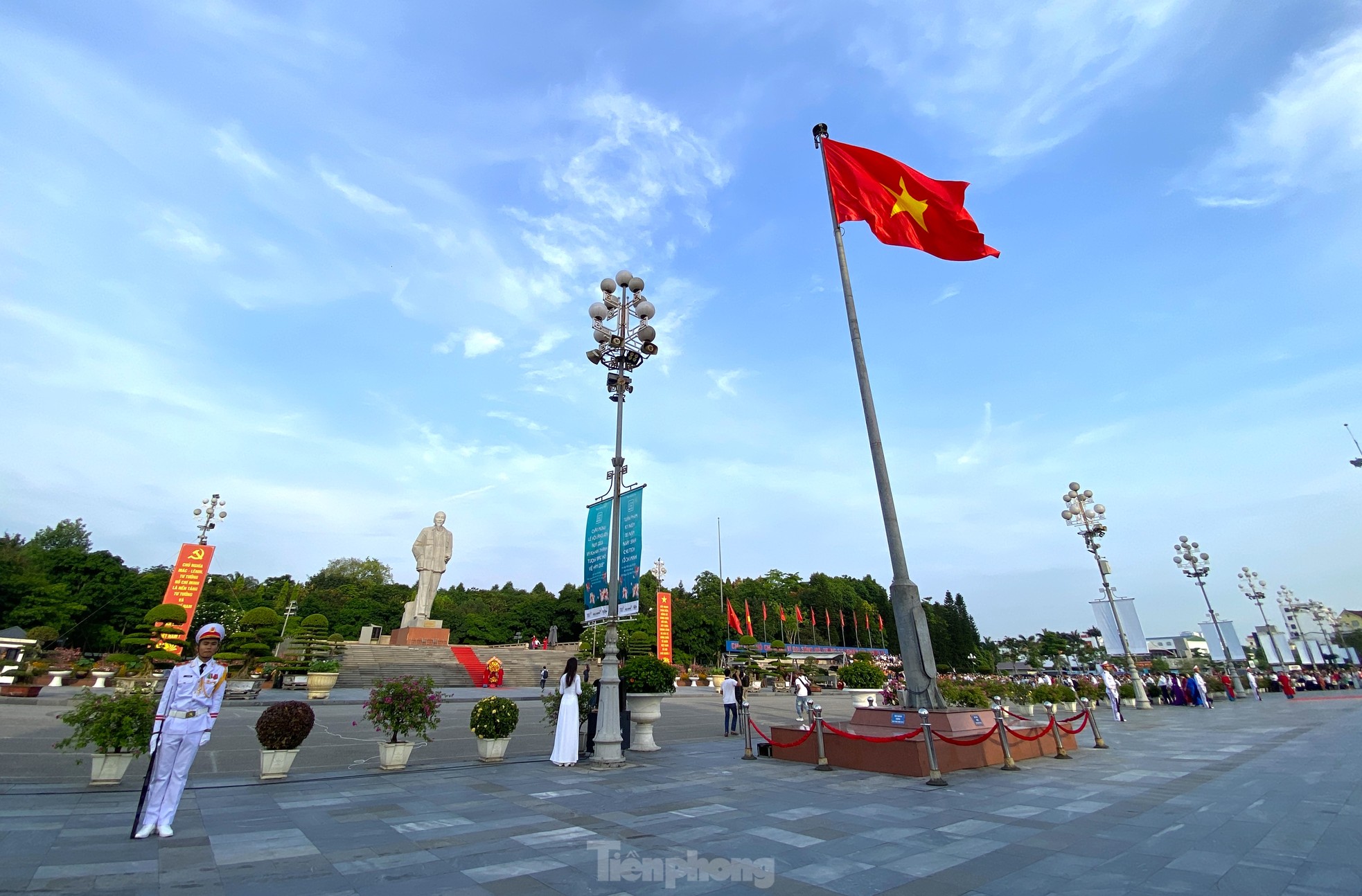 Buổi Lễ chào cờ và bay đại kỳ Tổ quốc là hoạt động trọng đại và đầy ý nghĩa nhằm kỷ niệm 135 năm Ngày sinh Chủ tịch Hồ Chí Minh (19/5/1890 - 19/5/2025). Đây không chỉ là một nghi lễ thiêng liêng, thể hiện lòng yêu nước và tinh thần trách nhiệm của mỗi người dân Việt Nam, tri ân công lao to lớn của Chủ tịch Hồ Chí Minh mà còn là khoảnh khắc để mỗi chúng ta cùng nhau nhắc nhớ về trách nhiệm, niềm tự hào dân tộc và quyết tâm nỗ lực cống hiến xây dựng quê hương, đất nước ngày càng giàu mạnh.