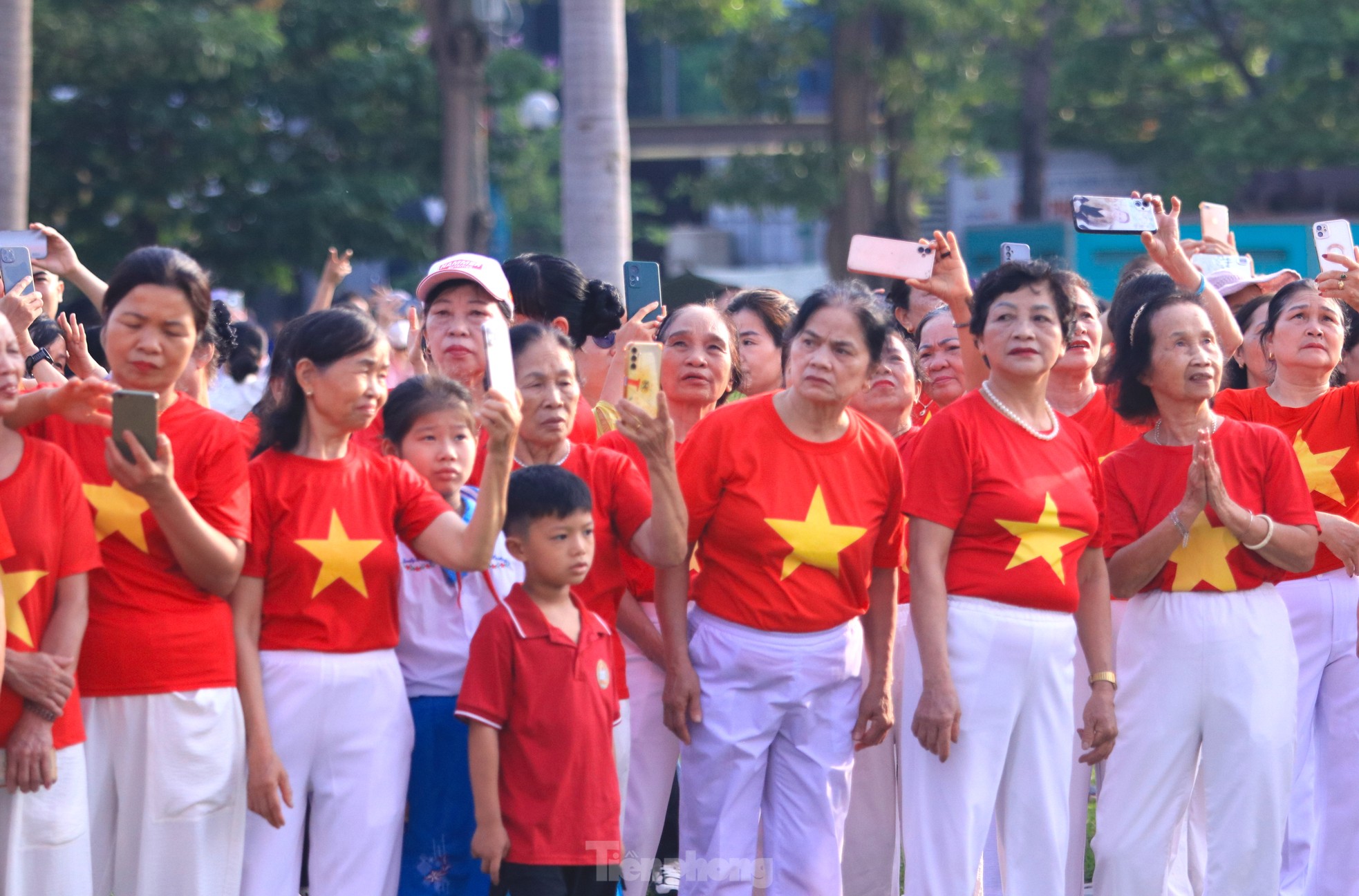 Mọi người tranh thủ chụp hình lưu lại khoảnh khắc đặc biệt với lá đại kỳ Tổ quốc.