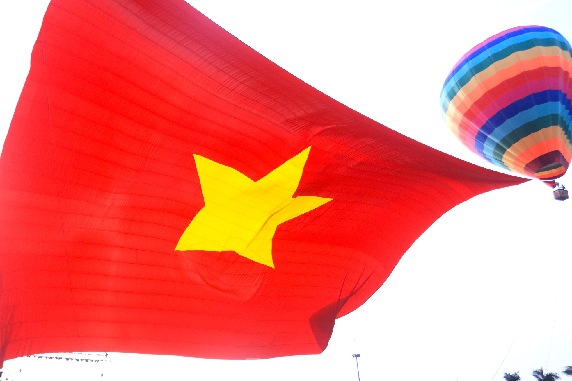 Xúc động cờ Tổ quốc hơn 2.000 m2 tung bay trên Quảng trường Hồ Chí Minh - 14