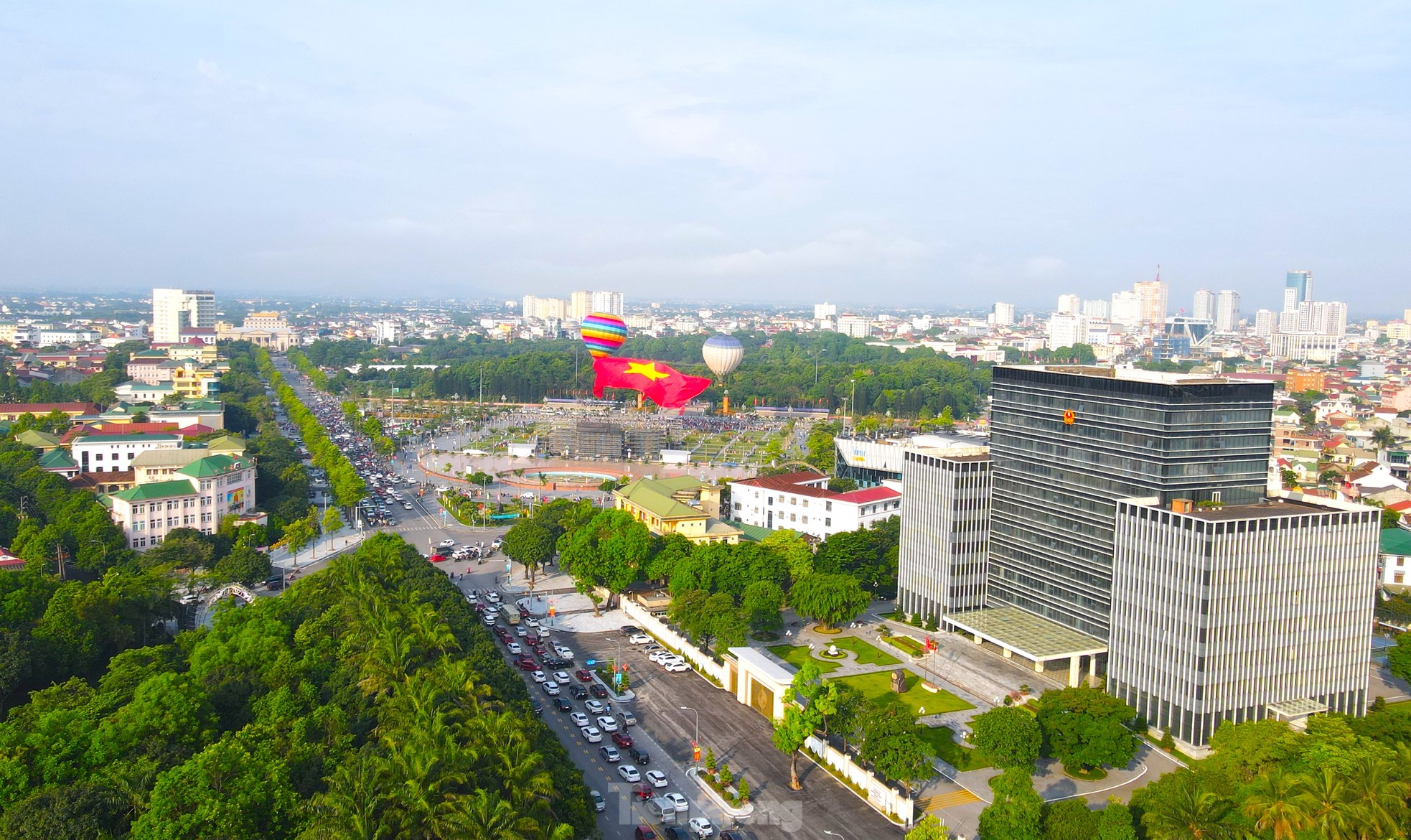 Lá đại kỳ Tổ quốc rực rỡ trên Quảng trường Hồ Chí Minh sáng 19/5.