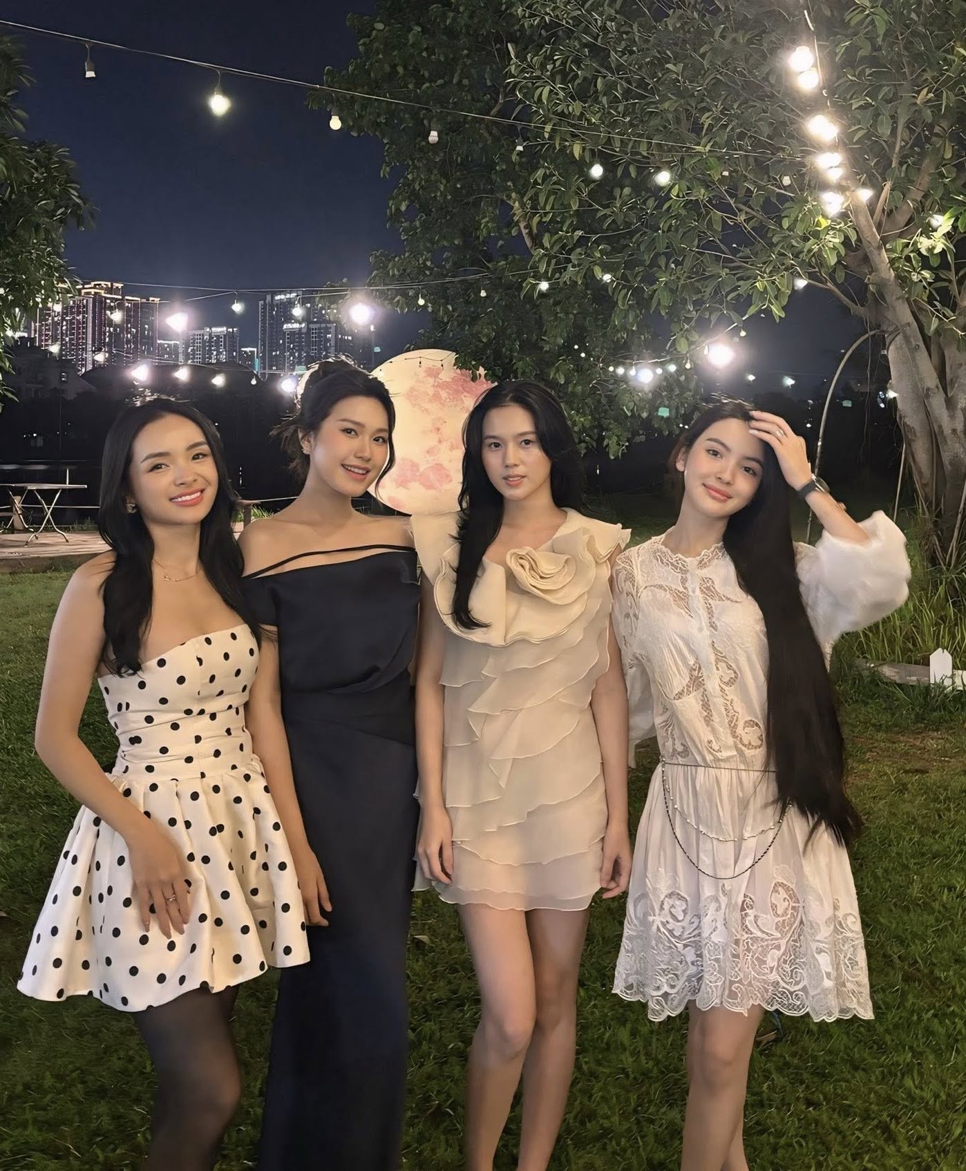 Trong lần hội ngộ với các nàng Wags Việt mới đây, Chu Thanh Huyền được đánh giá không thua kém Doãn Hải My (váy đen) vẫn được dân mạng ưu ái khen ngợi.