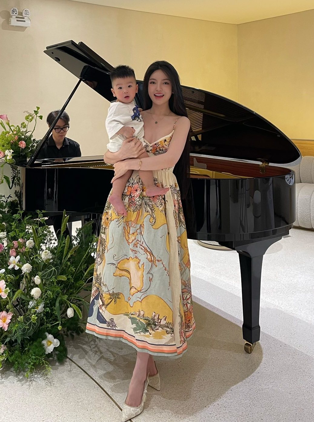 Lối trang điểm nhẹ nhàng cùng mái tóc đen suôn thẳng khiến Chu Thanh Huyền vừa mang nét ngọt ngào, vừa sang chảnh.