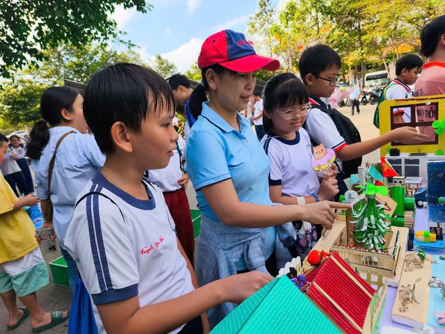 Phụ huynh, học sinh tham dự ngày hội STEM do Phòng GD-ĐT TP Thủ Đức tổ chức