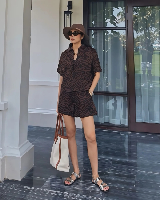 Tăng Thanh Hà bắt sóng xu hướng họa tiết động vật với set đồ mát mẻ cho mùa hè.