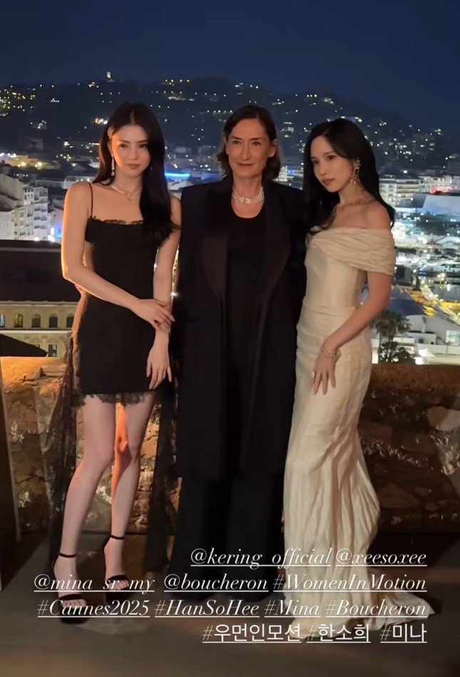 Hai đại diện của K-Biz chụp ảnh cùng CEO của Boucheron.