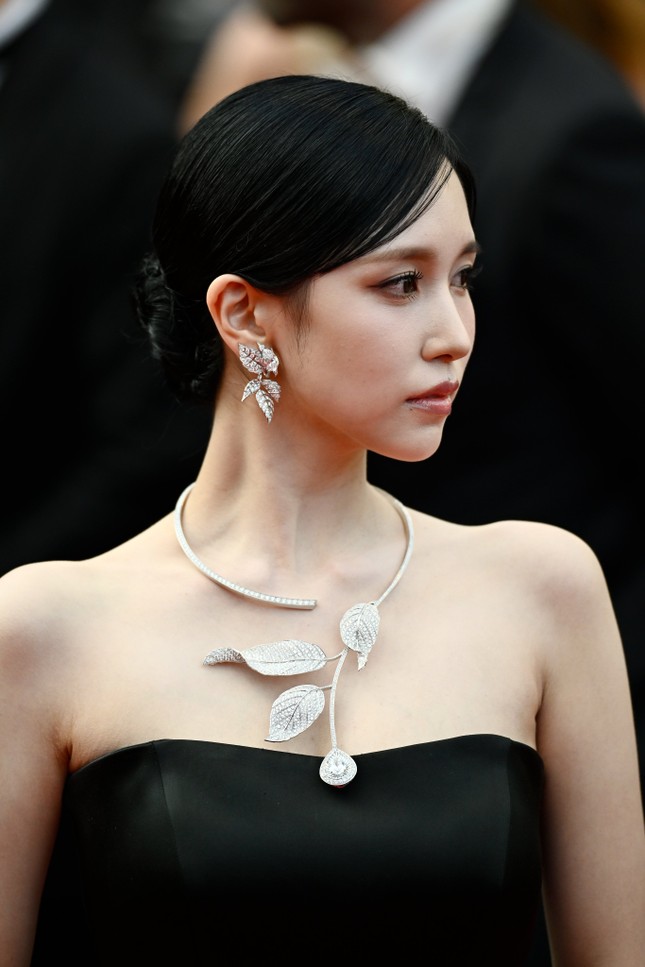 Cận cảnh bộ trang sức đắt giá mà Mina đeo.