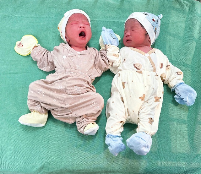 Hai em bé chào đời an toàn.