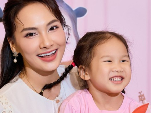 cô bé gái với mái tóc bồng bềnh và nụ cười tỏa nắng