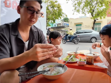 Khách Nhật thử món đặc sản béo ngậy ở Quy Nhơn, 3 bát hết 54.000 đồng