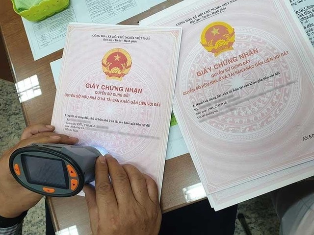 Người dân khi làm sổ đỏ phải nộp các loại phí theo quy định. Ảnh minh họa: TL