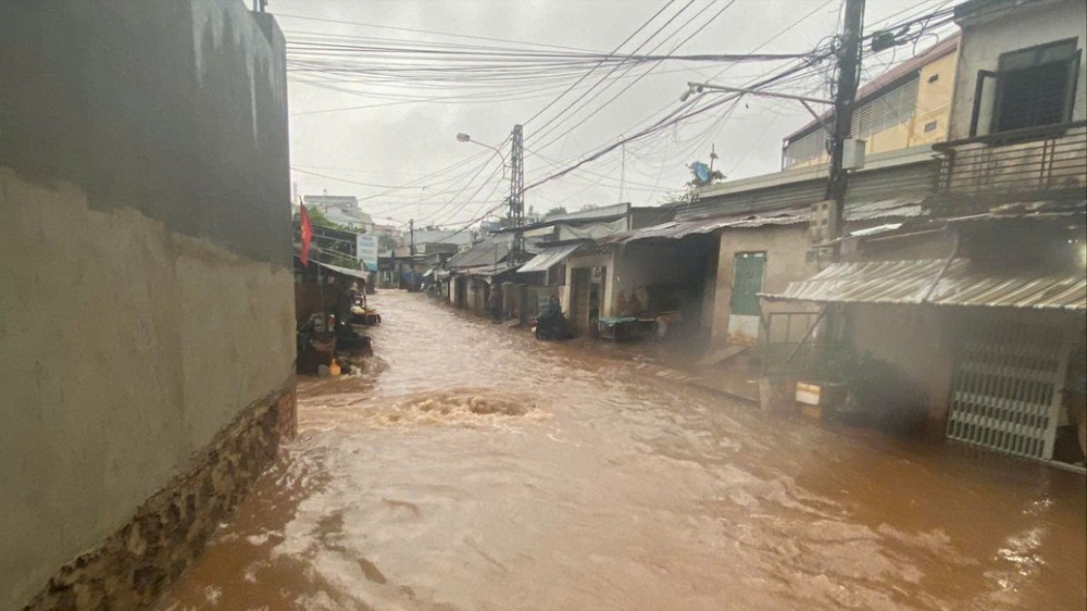 Đường Nguyễn Du, TP Buôn Ma Thuột ngập nặng sau cơn mưa. Ảnh: ND