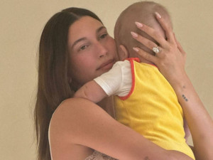 Hailey Bieber "ghét bản thân" khi vật lộn giảm 7 kg sau sinh