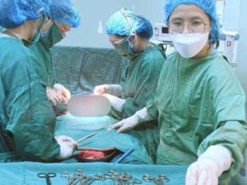 Mang thai cùng 9 khối u xơ, sản phụ vượt cạn thành công với ca mổ kép