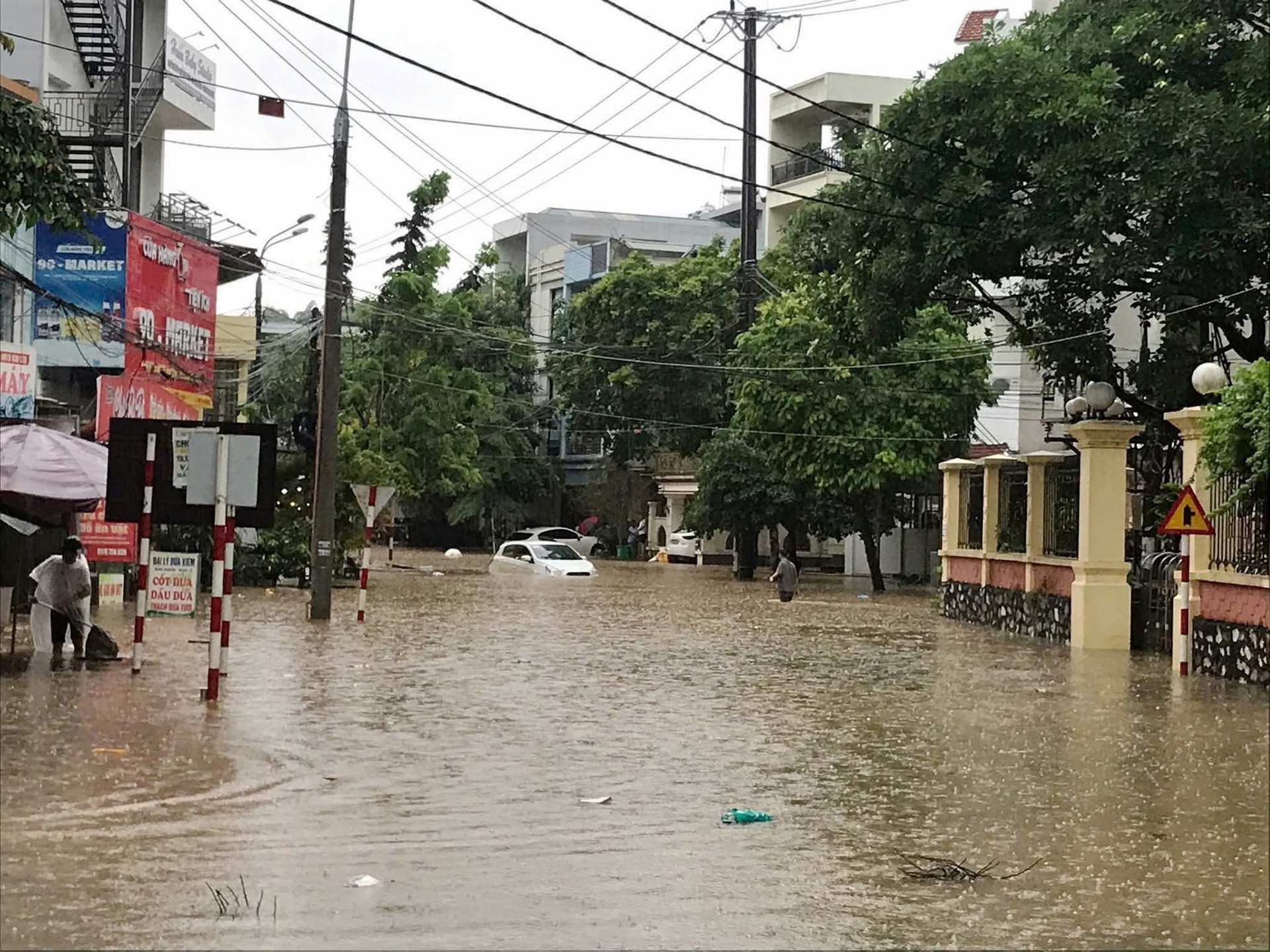 Nhiều khu vực, tuyến đường tại TP Tuyên Quang ngập sâu, giao thông chia cắt. Ảnh: Báo Tuyên Quang