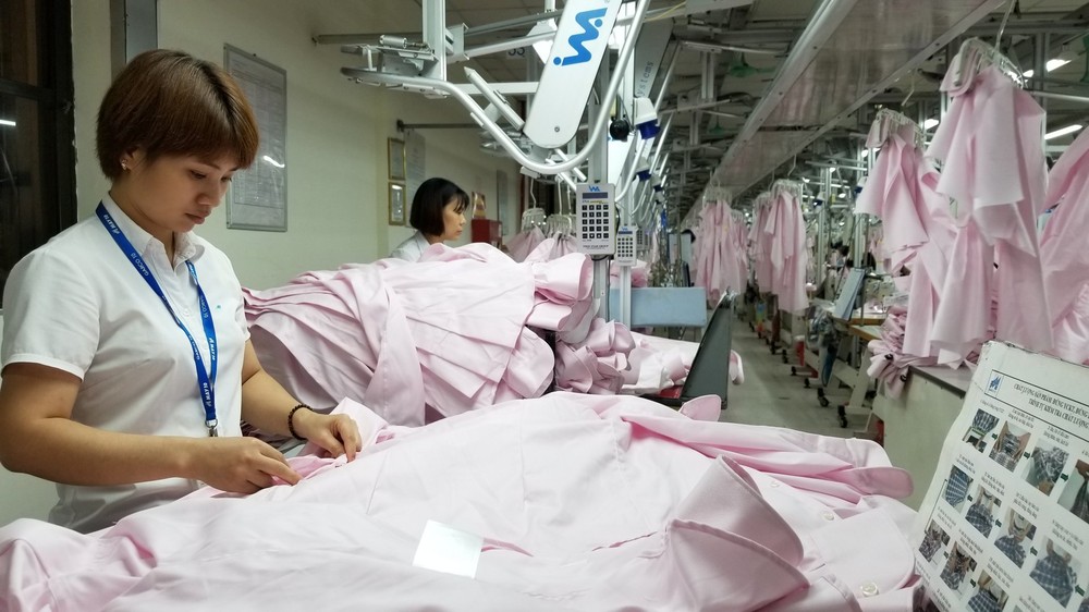 Luật BHXH mới quy định người lao động chỉ cần có hợp đồng lao động 1 tháng là phải tham gia BHXH bắt buộc. Ảnh: V.LONG