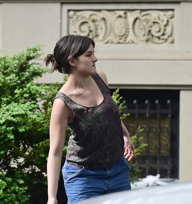 Suri Cruise dọn dẹp trước cửa nhà ở New York. Ảnh: TheImageDirect