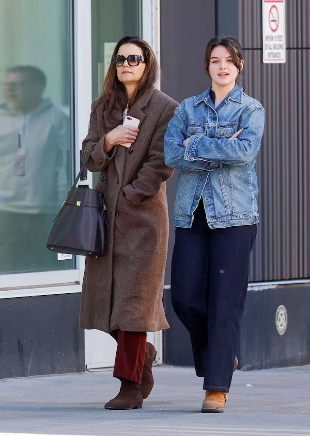 Suri đi dạo với mẹ, diễn viên Katie Holmes, trong kỳ nghỉ xuân hồi tháng 3. Ảnh: Backgrid
