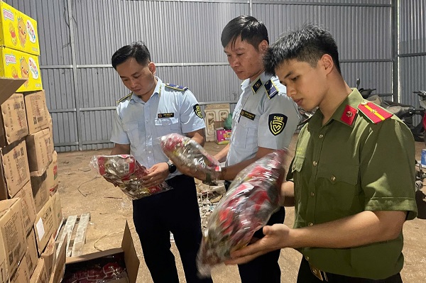 Lực lượng chức năng kiếm tra lô hàng hóa vi phạm. Ảnh QL.