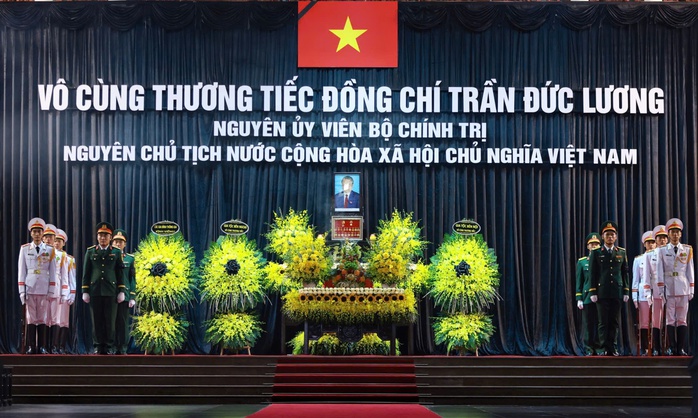 Linh cữu nguyên Chủ tịch nước Trần Đức Lương quàn tại Nhà tang lễ Quốc gia số 5 Trần Thánh Tông, a classTextlinkBaiviet hrefhttps://eva.vn/ha-noi-p1883c73.htmlHà Nội/a. Ảnh: Hữu Hưng