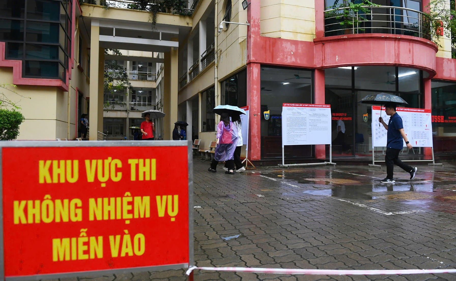 Khu vực thi lớp 10 Trường THPT Chuyên Khoa học Xã hội và Nhân văn. Ảnh: Thạch Thảo.