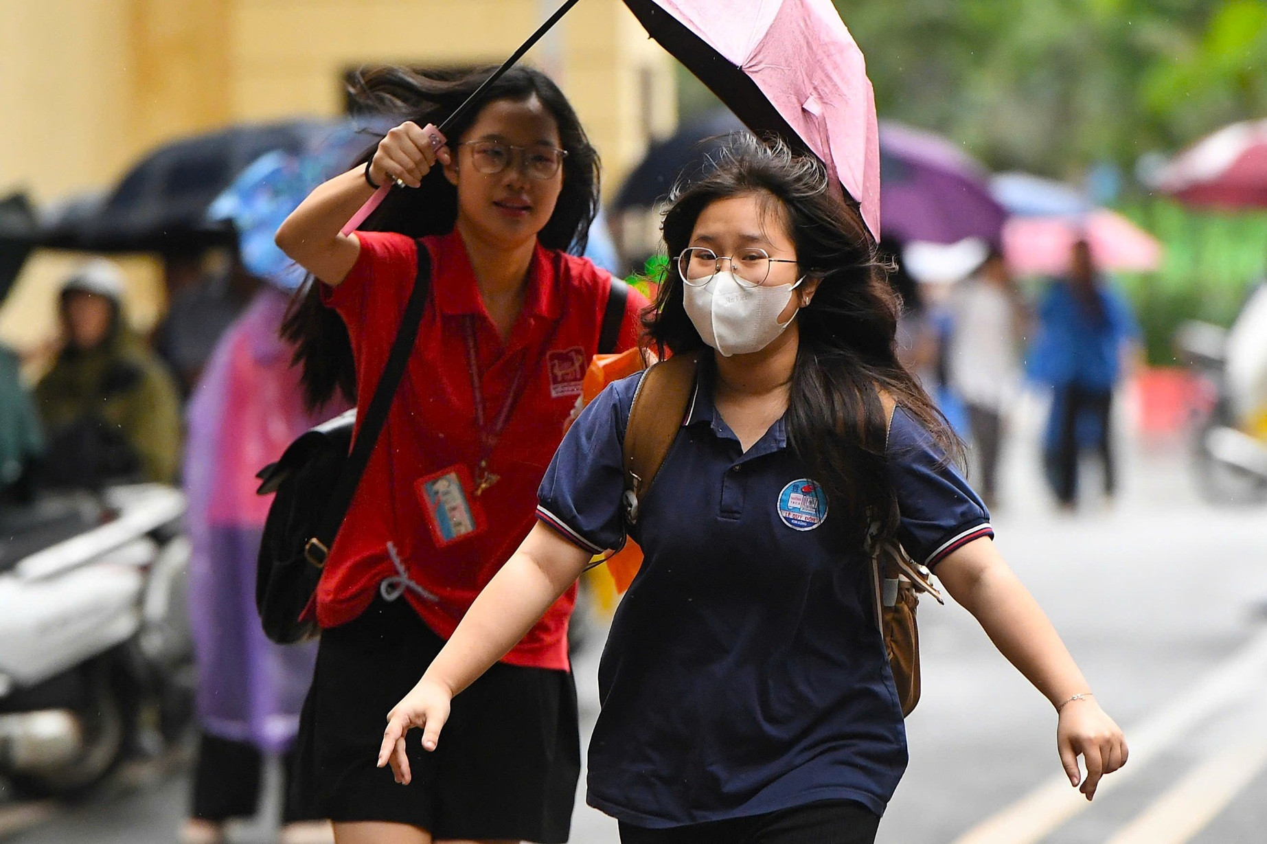 Trong một ngày thời tiết Hà Nội có mưa, thí sinh tới điểm thi thêm phần vất vả. Ảnh: Thạch Thảo